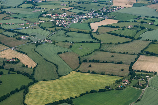 Vue aérienne du bocage dans la Sarthe en France