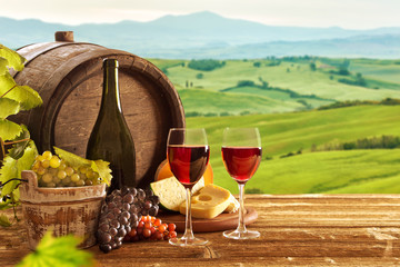 Fototapety  butelka czerwonego wina i kieliszki do wina z drewnianą beczką