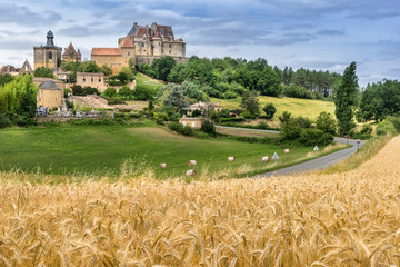 Fototapeta na wymiar The hill top village of Biron in the Dordogne region of south east France