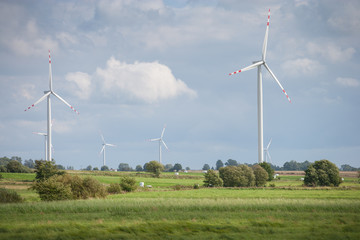 Krajobraz z turbinami wiatrowymi