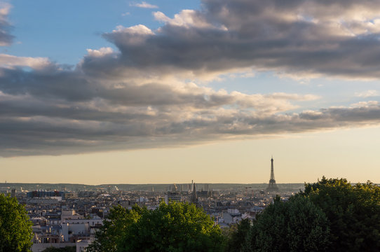 Vue panoramique de Paris au coucher du soleil