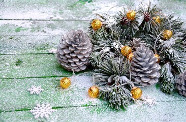 Weihnachtlicher Hintergrund - Kiefernzweige mit Zapfen