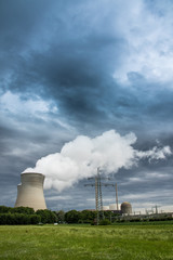 Kernkraftwerk Grundremmingen in Bayern, dramatische Wolken