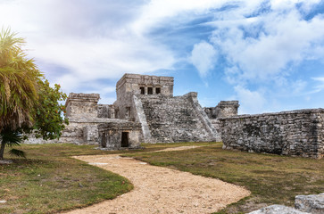Fototapeta na wymiar Castillo Festung in den Maja Ruinen von Tulum, Mexiko