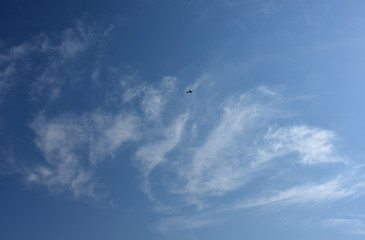 飛行機と青空と雲「空想・雲のモンスター「飛行機をふりむいて見る龍（左側に顔）などのイメージ」成功、天高く、躍進、とぐろを巻く、旅立つ、未来、企業経営などのイメージ