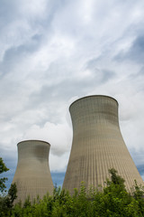 Zwei Kühltürme, Kernkraftwerk Grundremmingen in Bayern - Wolken