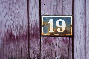 dix neuf 19 numéro porte bois adresse chiffre plaque signalétique