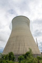 K&uuml;hlturm mit Natur, Kernkraftwerk Grundremmingen in Bayern