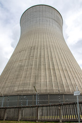 Kühlturm umzäunt, Kernkraftwerk Grundremmingen in Bayern
