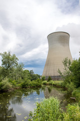 Kernkraftwerk Grundremmingen in Bayern, umgeben von Natur