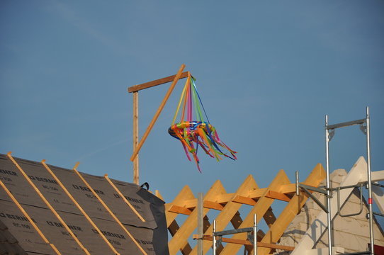 Richtfest mit Richtkranz auf einem Neubau 