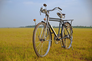 Obraz na płótnie Canvas Old bike in Thailand, old bike in dam