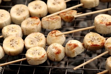 grill banana at the market