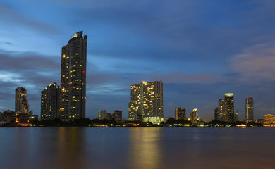 Obraz na płótnie Canvas view.Night time By the Chao Phraya River