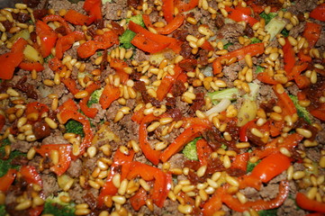 Bunte Pfanne mit Pinienkernen