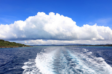 美しい沖縄の海と夏空
