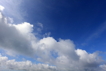 Obraz premium 南国沖縄の紺碧の空と夏雲 