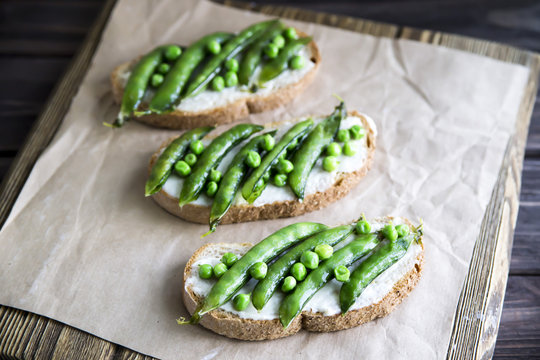 Summer healthy snack - sandwiches with peas