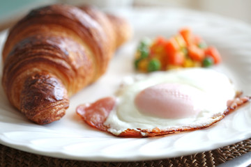 クロワッサンとハムエッグ／Breakfast of croissant and the fried egg	