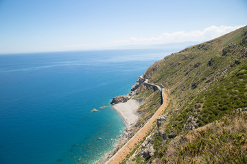 Fototapeta na wymiar Sentiero Naturalistico Calavà, fine primavera, vista verso Messina