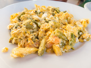 A tapas of prawns and asparagus mixed with scrambled egg