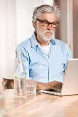 Fototapeta premium Senior mit Laptop