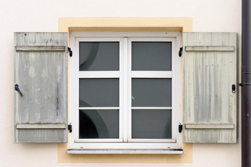 Obraz na płótnie Canvas Sprossenfenster mit schönen alten Fensterläden aus Holz