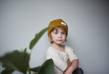 portrait eines selbstbewussten kleinen mädchens