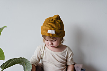 Kind mit gelber Mütze