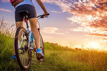 Foto op Plexiglas Jonge vrouw fietsen op het veld © maryviolet