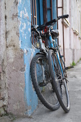 Fototapeta na wymiar Bicycles leaning against the wall of the street