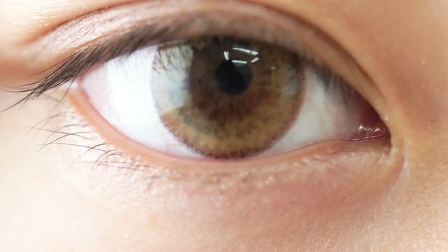 若い女性　目を開けて　瞬き　クローズアップ　