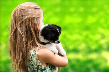 Mädchen mit Hund Welpe