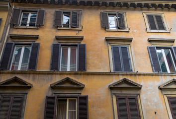 Fototapeta na wymiar Italian Facade in Rome, Italy