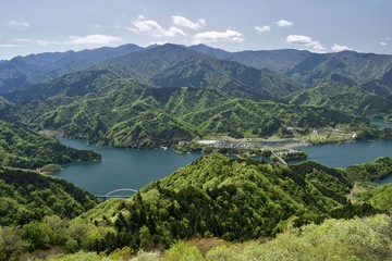 神奈川県宮ヶ瀬湖と丹沢山地