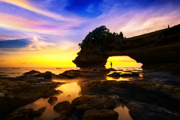 Naklejka premium Seascape at Tanah Lot Temple and sunset in Bali, Indonesia.(Dark)