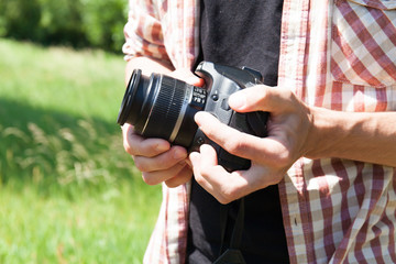 Naklejka premium Man photograph with camera in hand