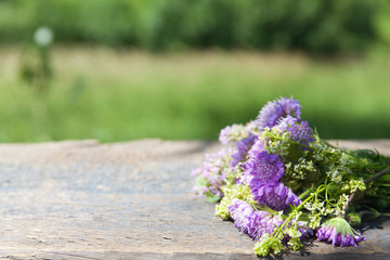 Obraz premium Bouquet field flower on wood desk