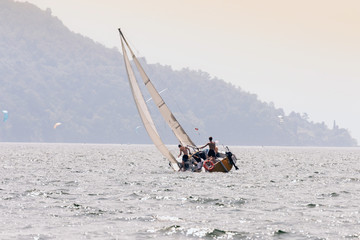 Naklejka premium gita in barca a vela