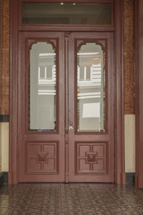 Alte braune Haustuer