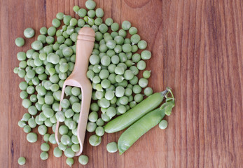 Guisantes sobre fondo de madera