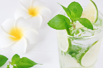 カクテルのモヒート