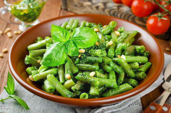 Green beans with pesto and pine nuts
