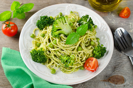 Spaghetti with green peas and basil pesto
