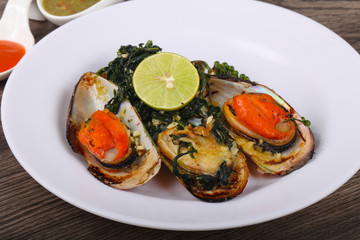 Baked mussels with spinach