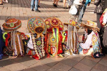 Enfants péruviens en costumes de fête plaza de Armas à Cusco au Pérou