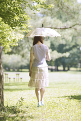 日傘を差して歩く女性