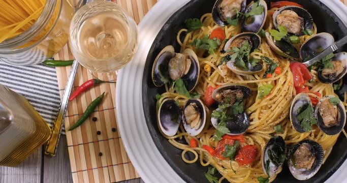 Dolly top down view of delicious Italian spaghetti alle vongole (clams)
