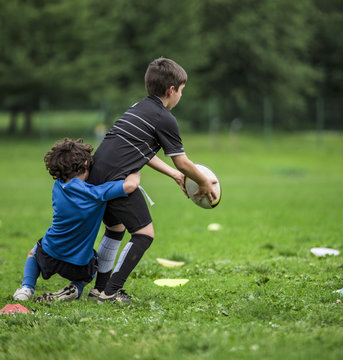 Bambini giocano a rugby