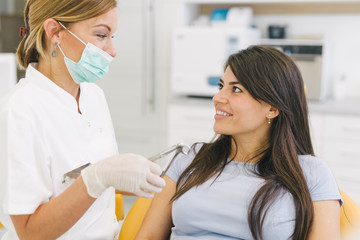 Obraz premium Tooth extraction. Dentist and patient at the dental office.